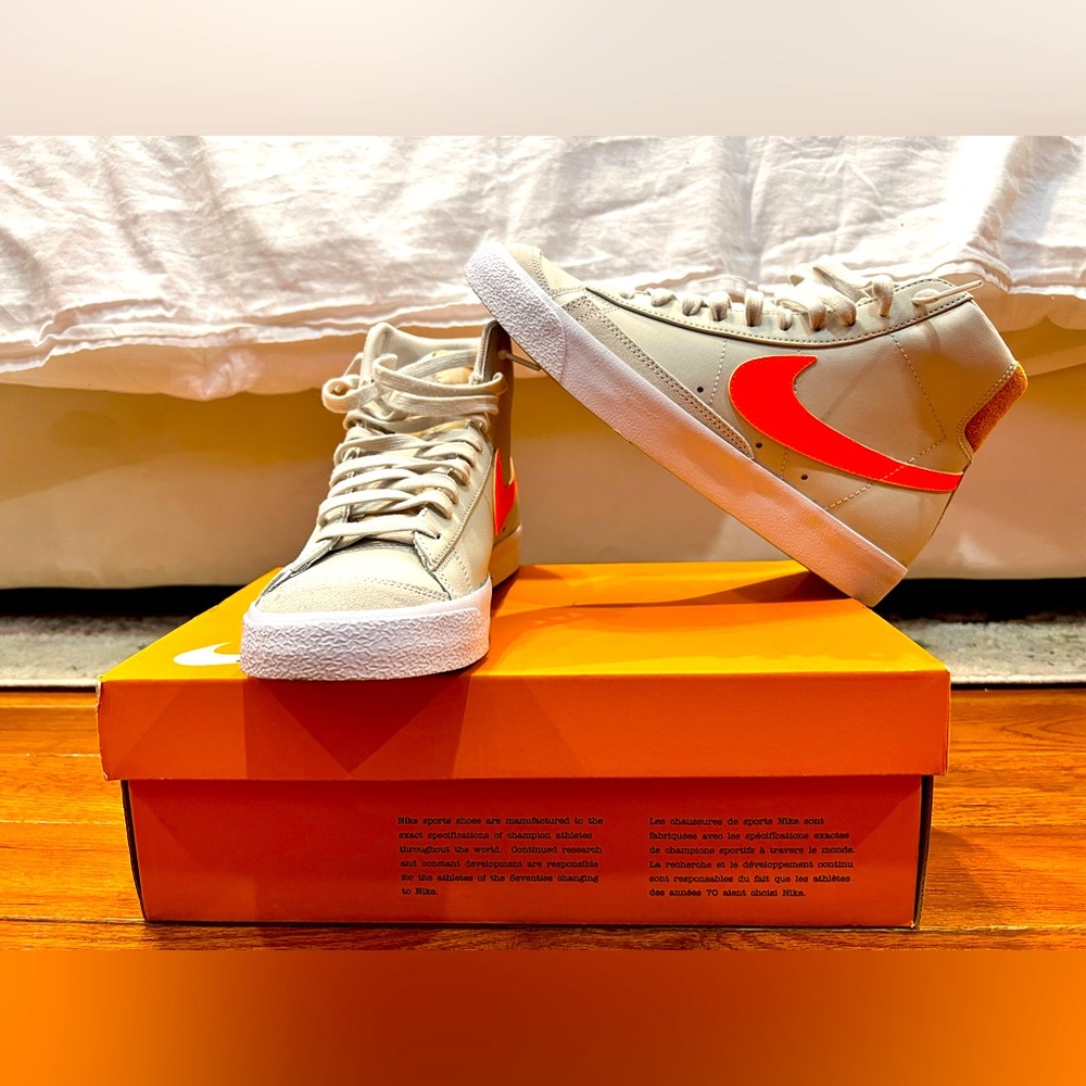 Like New Women’s Nike Blazer Mid ‘77